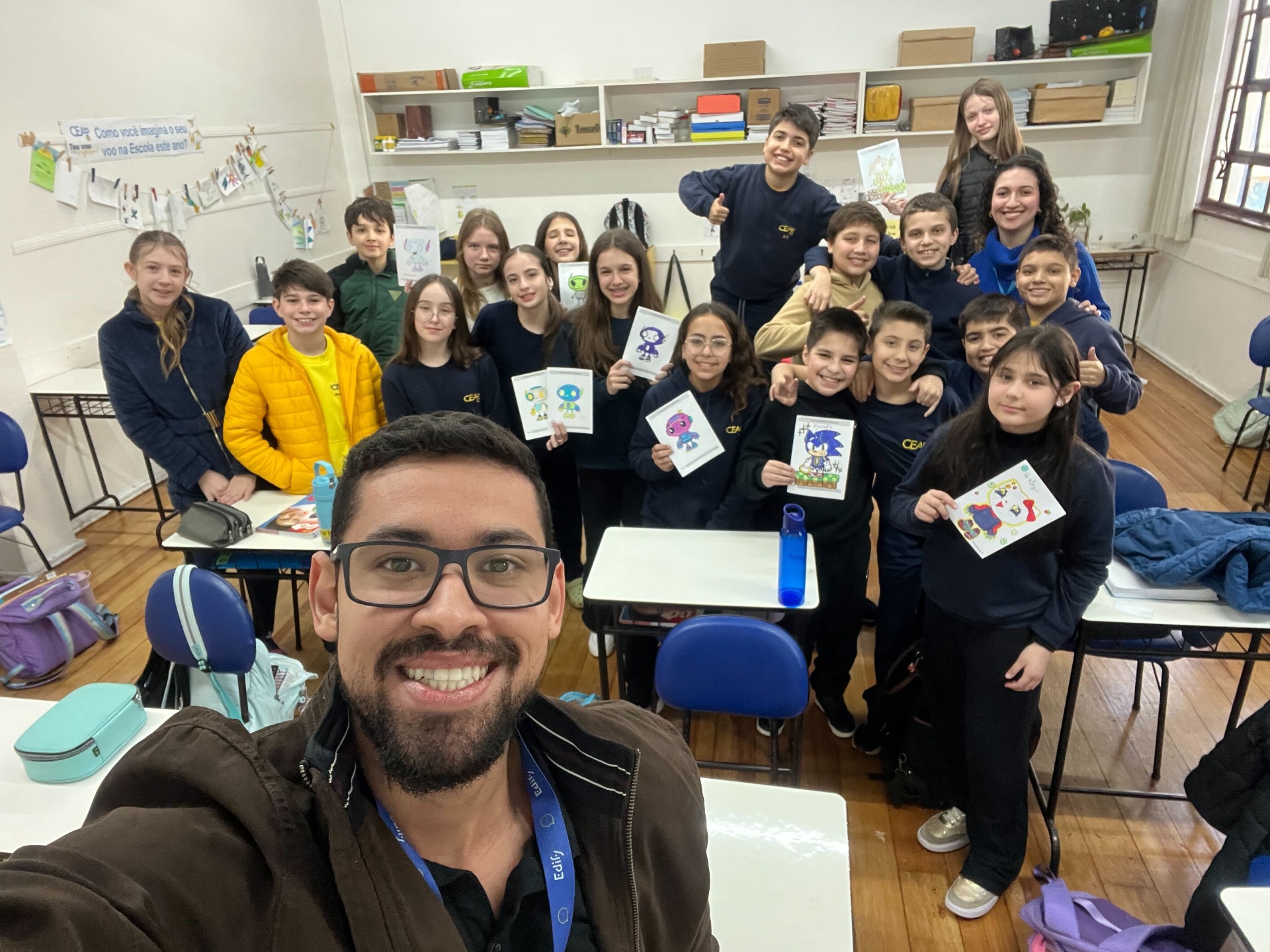 Alunos do 6º ano A do CEAP com seus desenhos